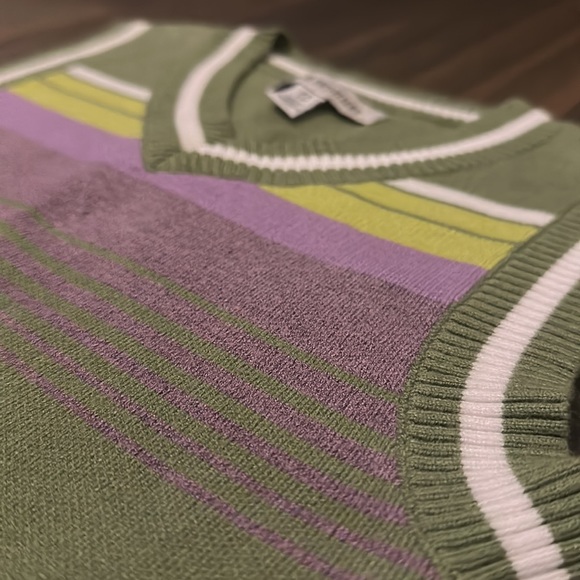 Women’s Cropped sleeveless Vest - Picture 5 of 5